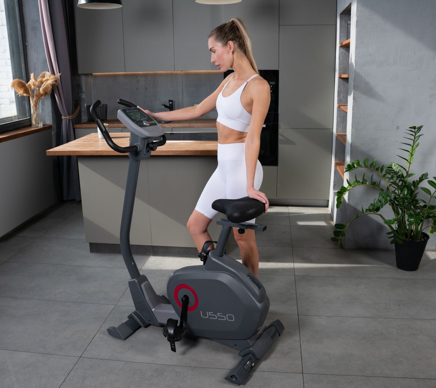 Велотренажер CARBON FITNESS U550 купить по лучшей цене 52 990 ₽ в  интернет-магазине Ягуар во Владивостоке